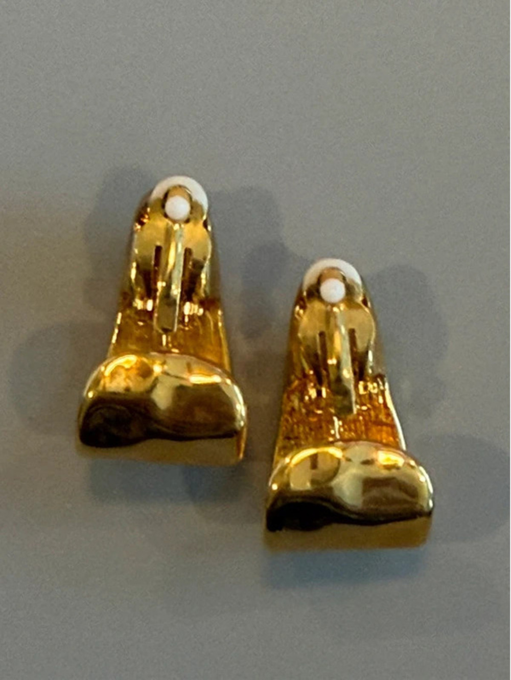Vintage hammered gold tone metal statement earrings - clip back - Picture 3 of 15